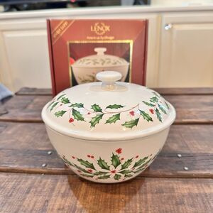 Lenox Holiday 2qt Casserole Dish With Cover Lid Holly Berry Pattern New In Box